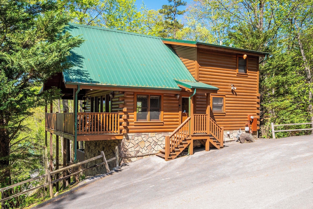 Hot Tub & Game Room: Log Cabin 2 Mi to Ripleys!