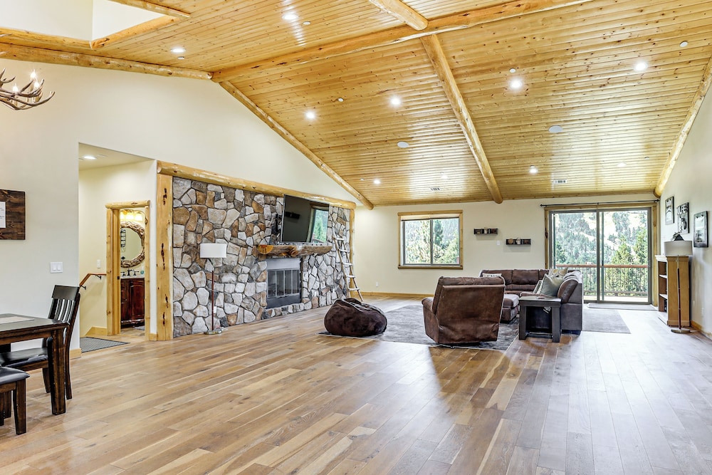 Hot Tub + Game Room: Mtn-view Retreat in Big Bear!