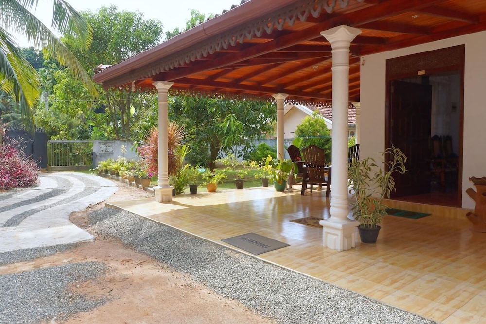 Damith Tourist Inn
