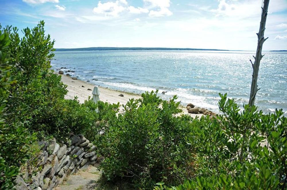 Bluffside Cove by Rove Beachfront w Pool Sauna