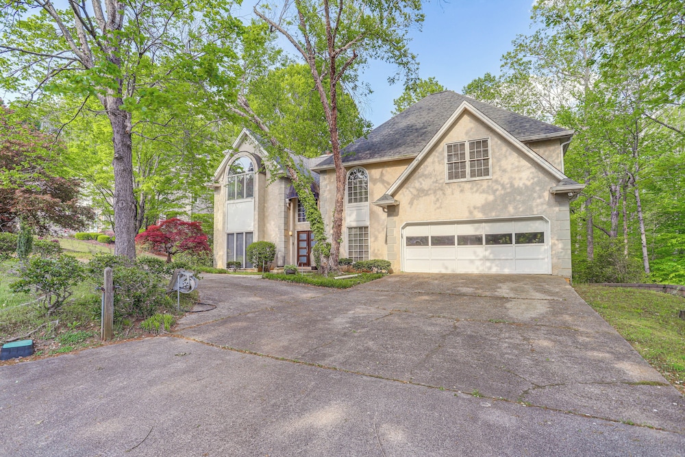 3 Mi to Roswell Riverwalk: Spacious Getaway!