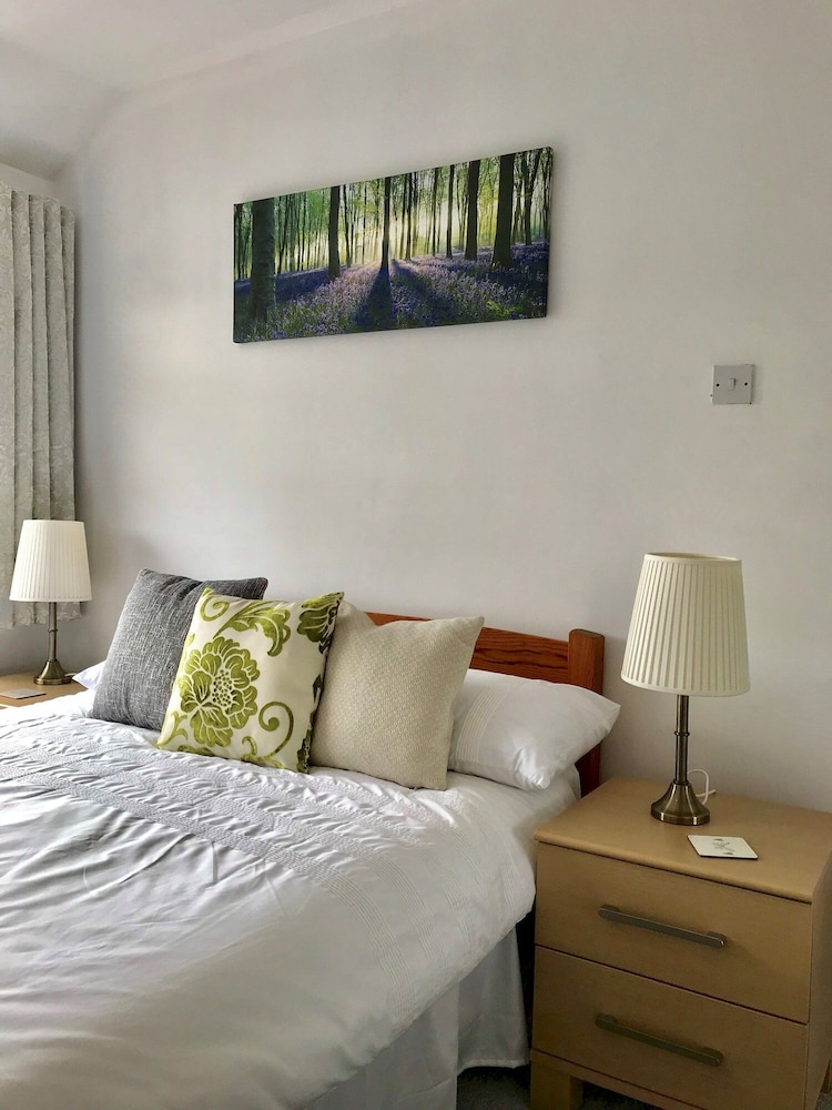 The Woodfarm Lodge - 3 Bedroom House With Parking - Oxford view 5