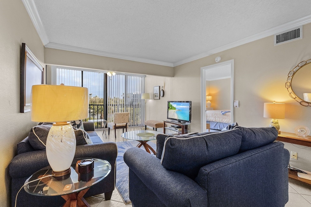 Bay Village 126: Charming Beachfront 2br/2ba Condo W/ Balcony 2 Bedroom Condo