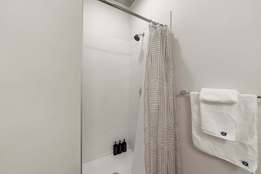 3 Bed 3 Bath High Rise With Gym Amenities