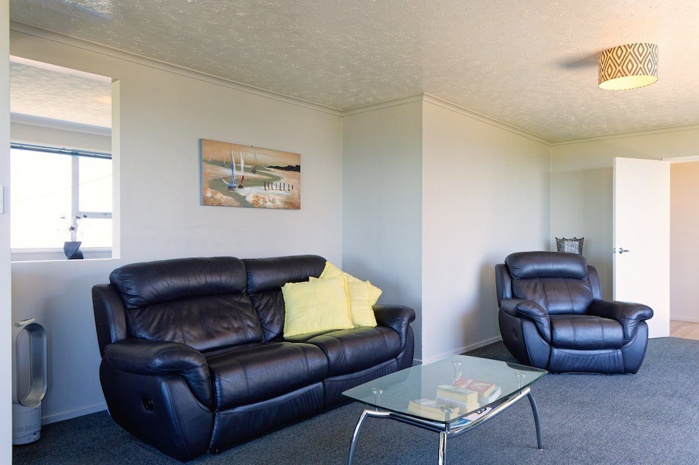 Ocean & Mountain Views 3-bedroom Home