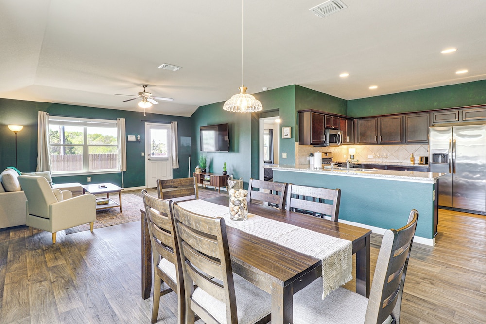 Shop, Dine & Unwind: Pet-friendly Home in Austin!