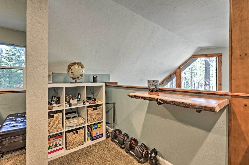 1 Mi to Heavenly Ski Resort: Retreat w/ Hot Tub