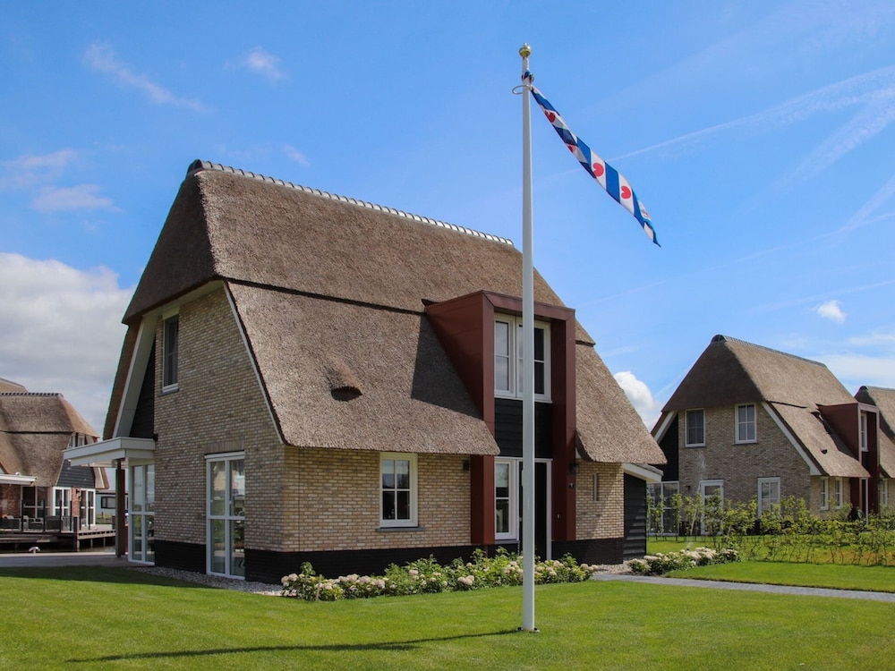 Villa With a Sauna in Tjeukemeer