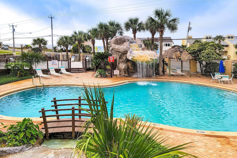 Beautiful PCB Townhome: Balcony & Resort Amenities