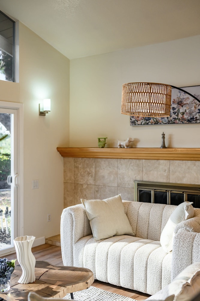 Spacious Retreat With Scenic Mountain Views