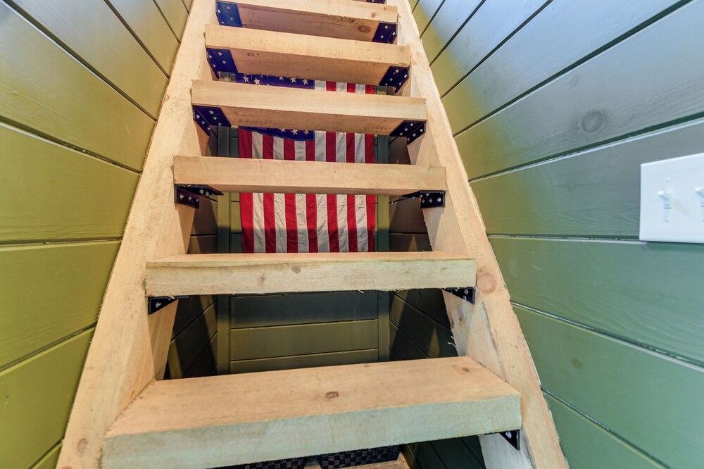 Secluded Red River Gorge Cabin w/ Rooftop Deck!