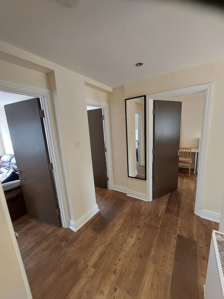 Spacious 3 Bedroom Apartment Near Camden With Balcony