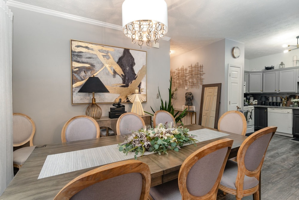 Stylish 2BR Townhome w Garage Patio Perfect for Stays or Assignments