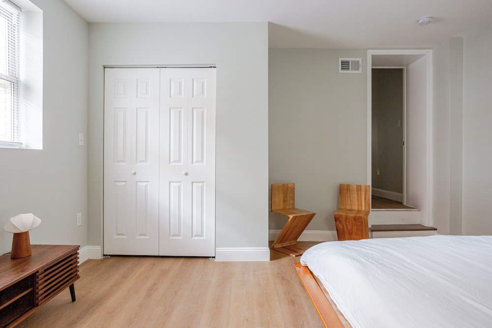 Stylish Minimalist Stay in City Center