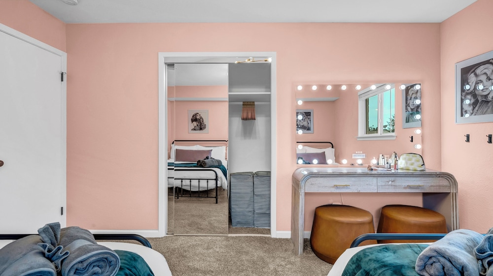 LuxStay Escapes