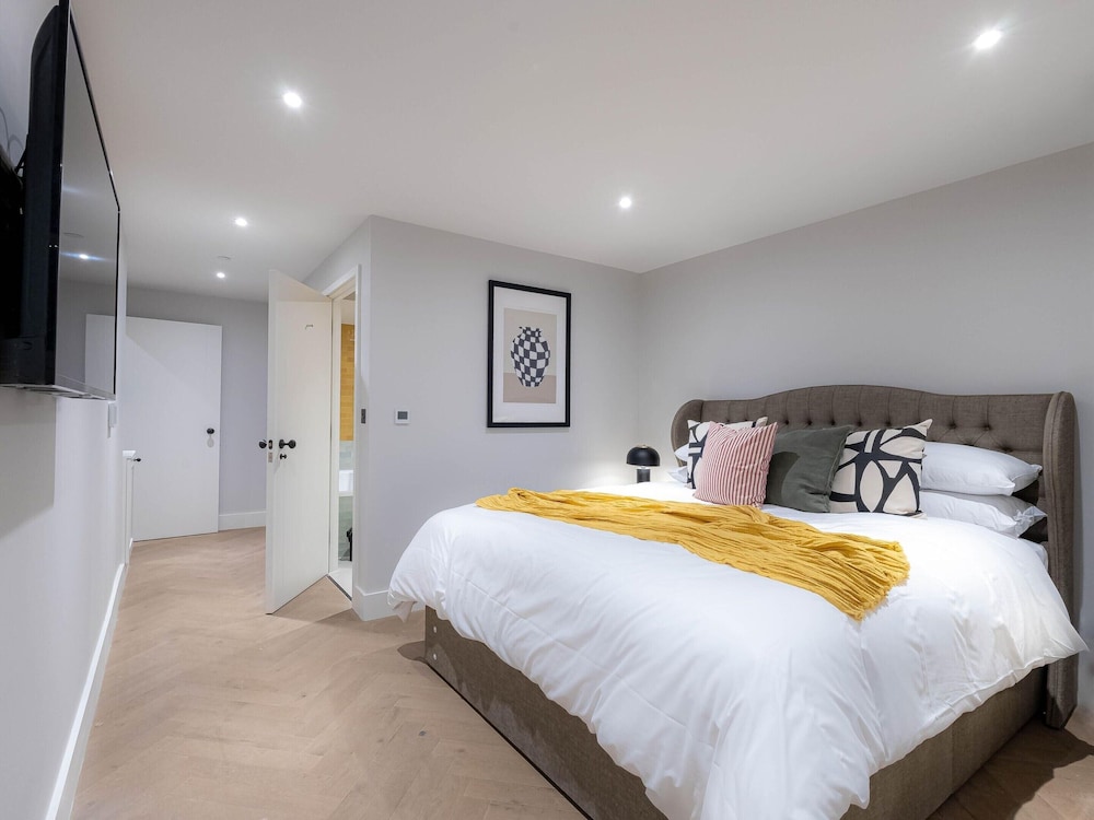 Three Bedroom Near Brick Lane by Belvilla