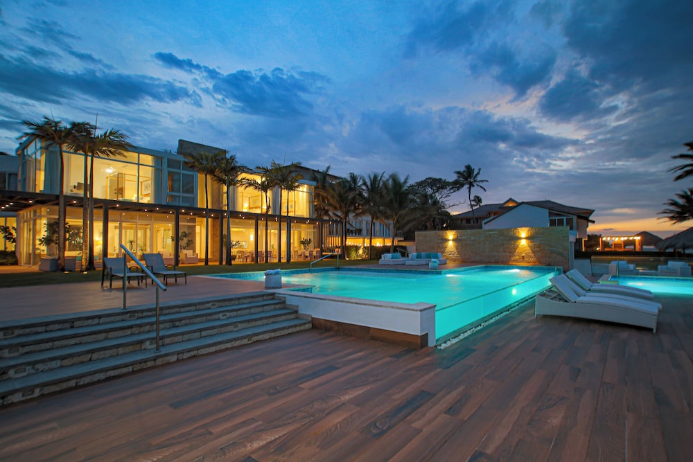 Oceanfront Luxury 10BR Villa