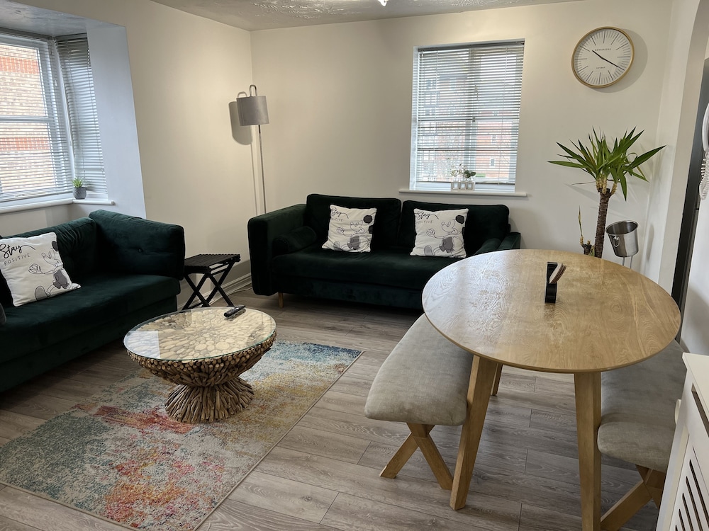 Impeccable 2-bed Apartment in Erith view 5