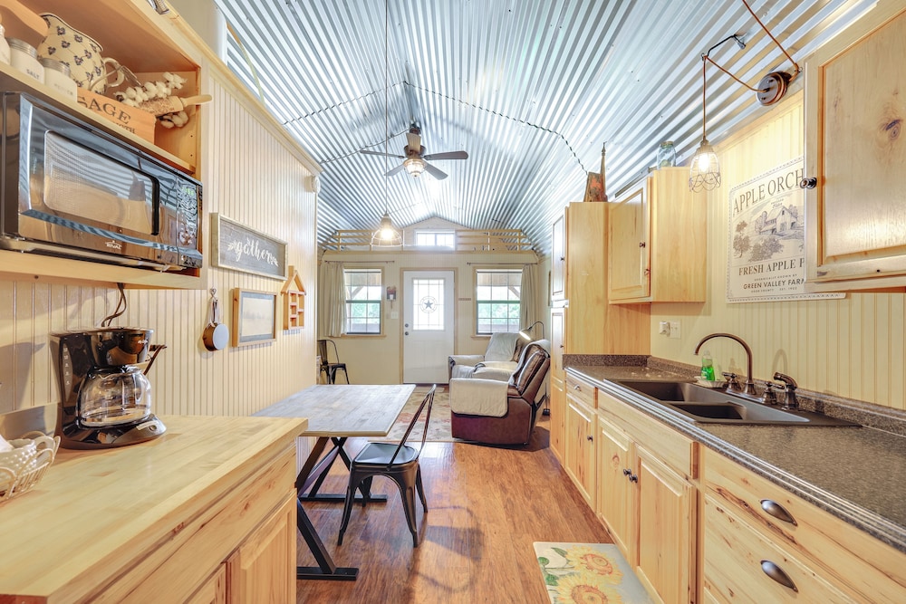 Cozy Couple's Cabin Retreat in Concan!