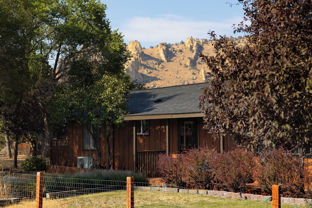 Smith Rock Base Camp Sleeps 6!