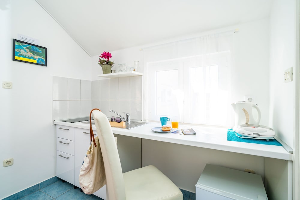 Jele Rooms