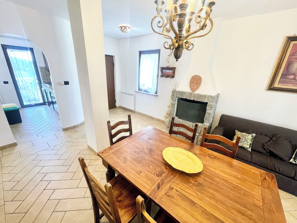Charming Villa in Umbria - Sleeps 16 - Lake View - Pool, Jacuzzi and Events Room