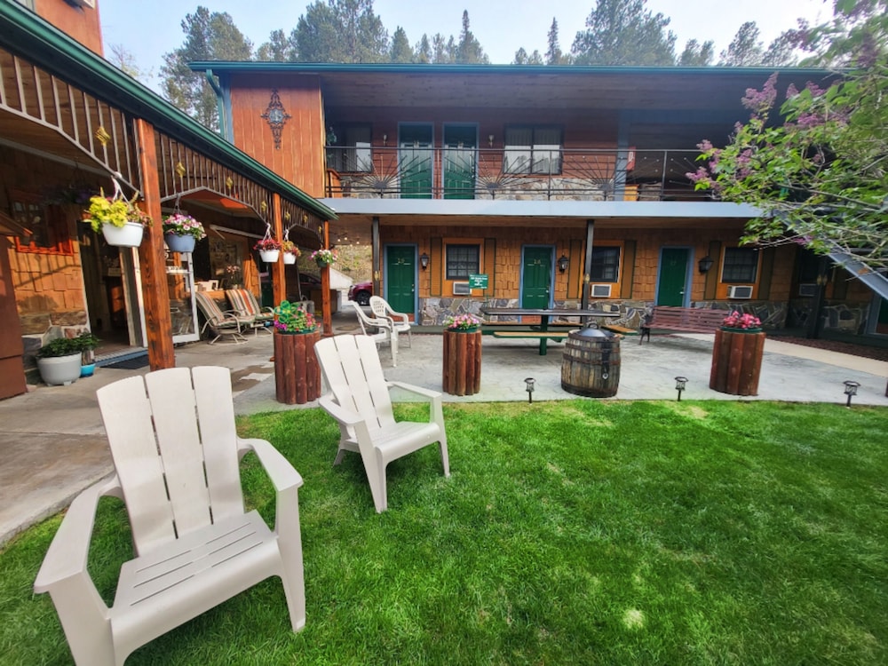Cedar Wood Inn