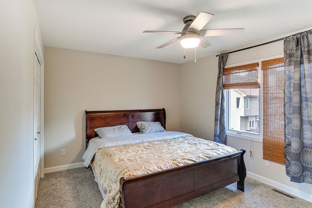 Des Moines Suburb Stay w/ Spacious Layout & Deck!