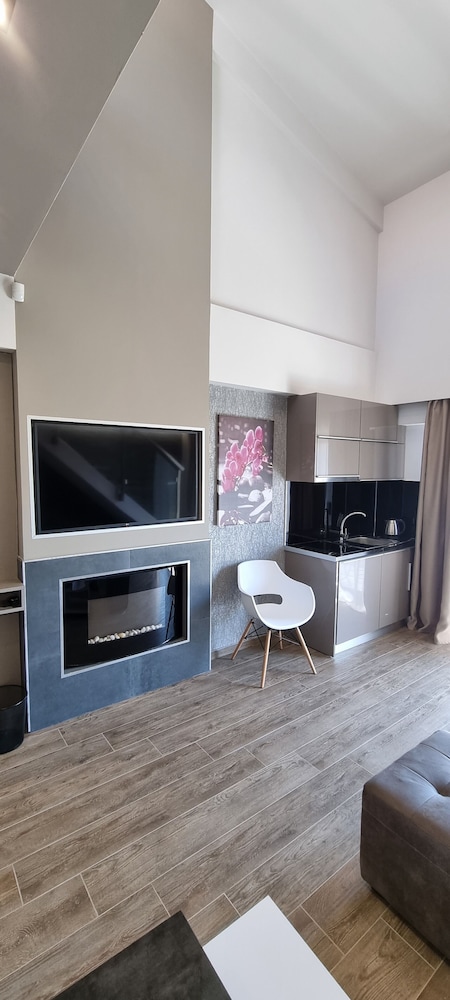 LUXSUITES
