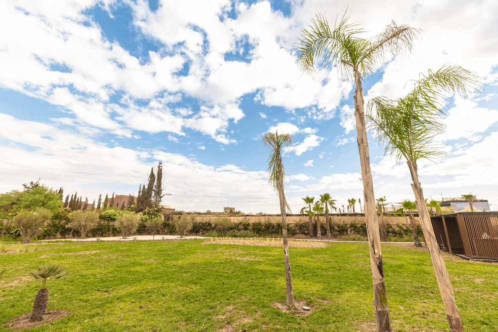 Villa Almaz Marrakech – Palais Exclusif avec Piscine, Spa et Sauna