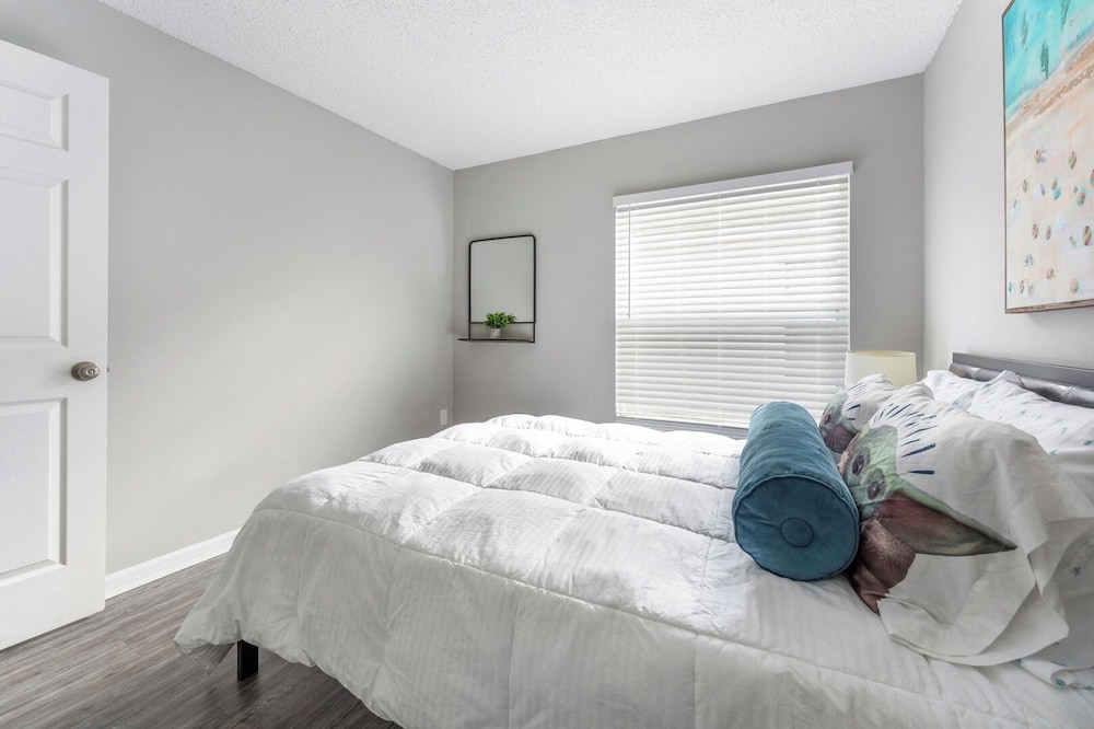 Heated Pool & Bathtub 4BR Near Disney