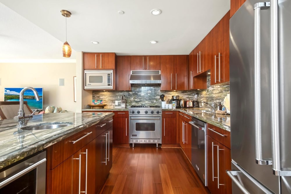 Honua Kai Konea 2 Free Rental Cars KBM Resorts Custom Hardwood Floors 2 Units, 5 Bedrooms Ml-1412