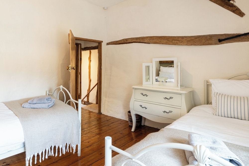Clifford Chambers Cosy 2 Bedroom Cottage view 4