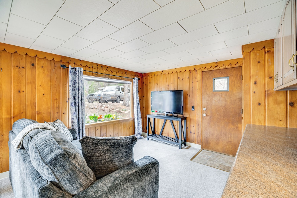 Mountain Retreat at Base of Pikes Peak!