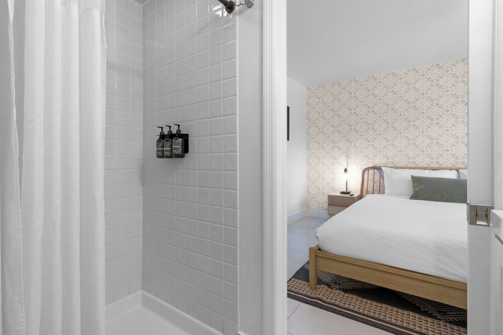 7BD Downtown Oasis Pool