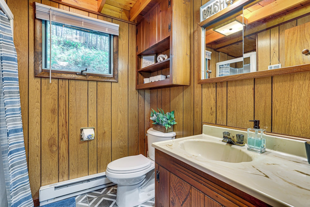 < 1 Mi to Lake: Cabin w/ Hot Tub in Greentown!