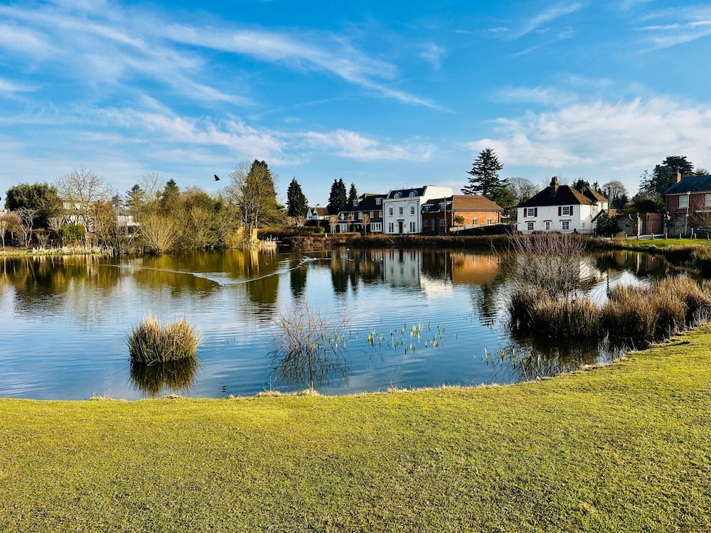 Gerrardscross - Stay4 - Parking - Petsok - Wembley