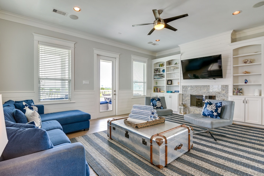 Walk to Ocean: Beach House w/ 2 Decks in Galveston