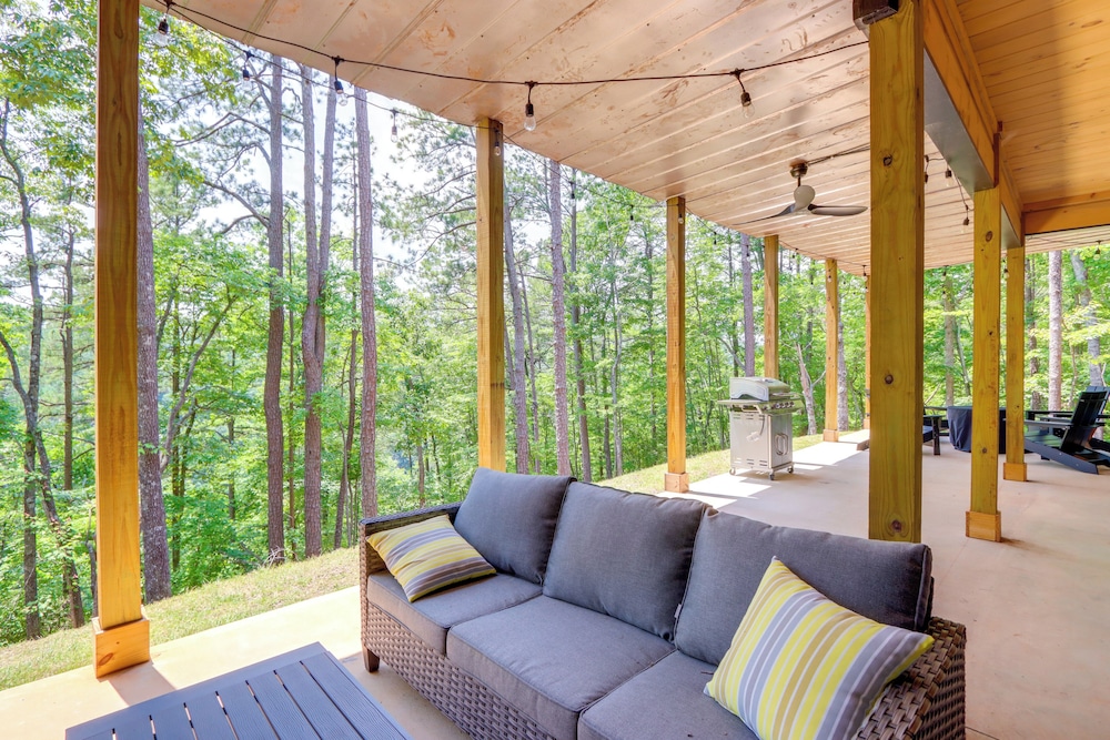 10 Mi to Dtwn: Home w/ Spacious Patio in Ellijay!