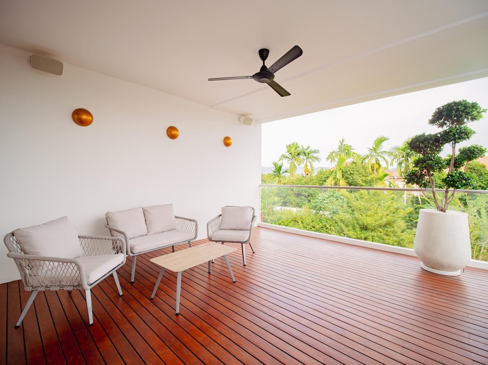 Luxurious 5bedroom White Estate Villa Private Lake
