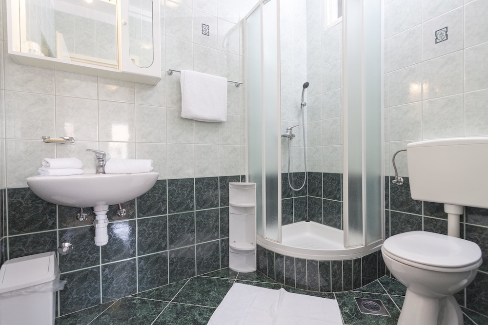 Guesthouse Ivan Ledic en Brela — bathroom