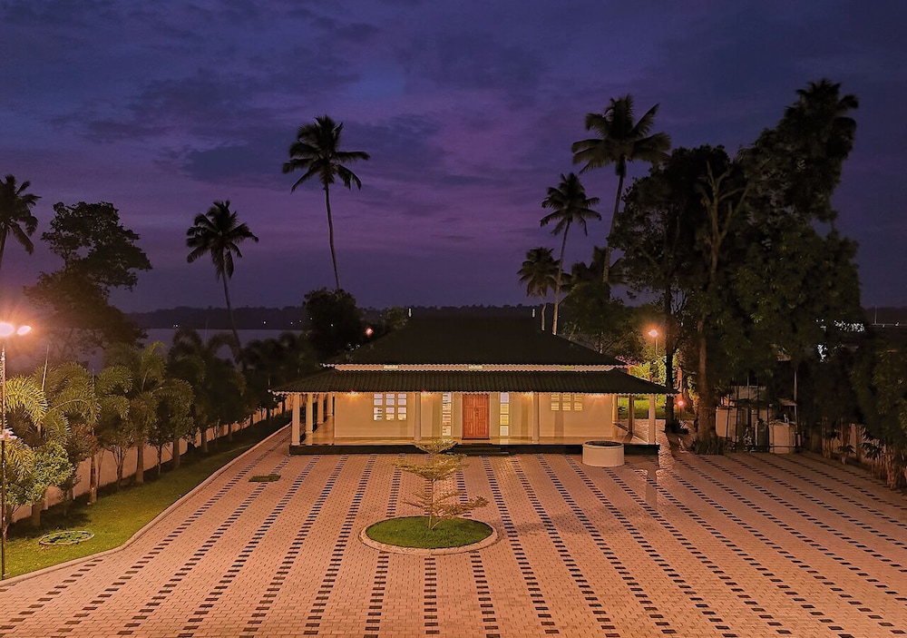 Ashtamudi Lake Villa by VOYE HOMES