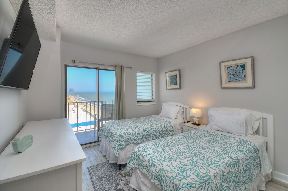 The Palace Resort by Elliott Beach Rentals