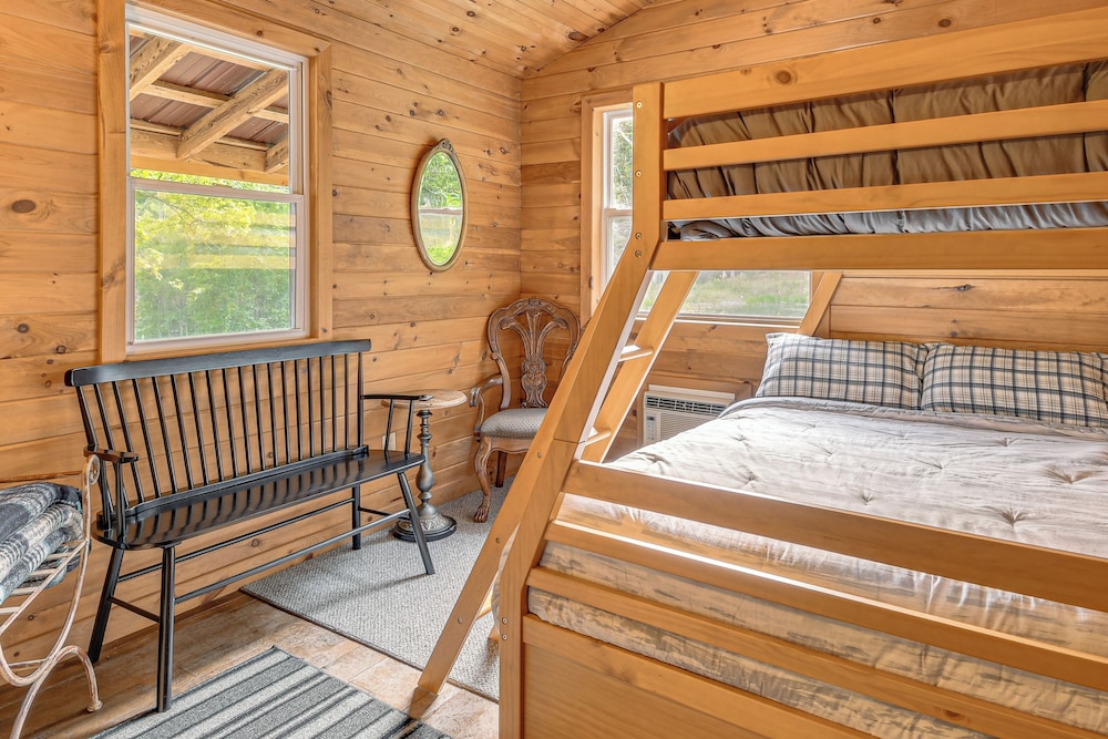 Luxe Cabin Compound 4 Mi to Cameron State Forest!