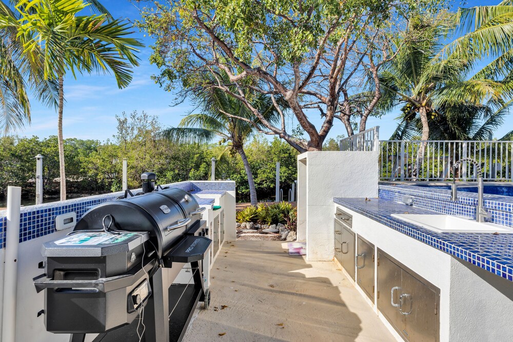 New Listing! Reel Joy Waterfront Luxe With Pool And Private Dock 4 Bedroom Home