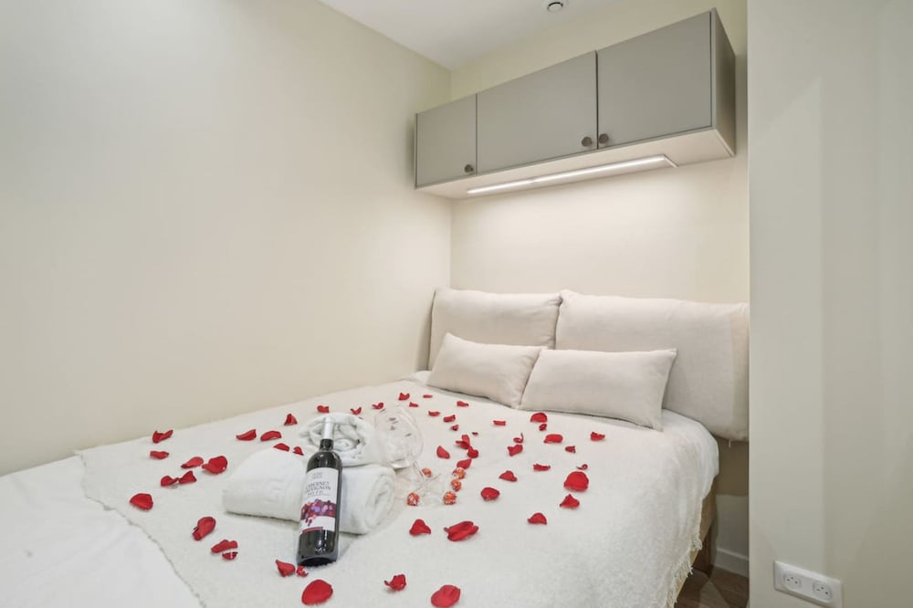 Ganneron in Paris With 1 Bedrooms and 1 Bathrooms