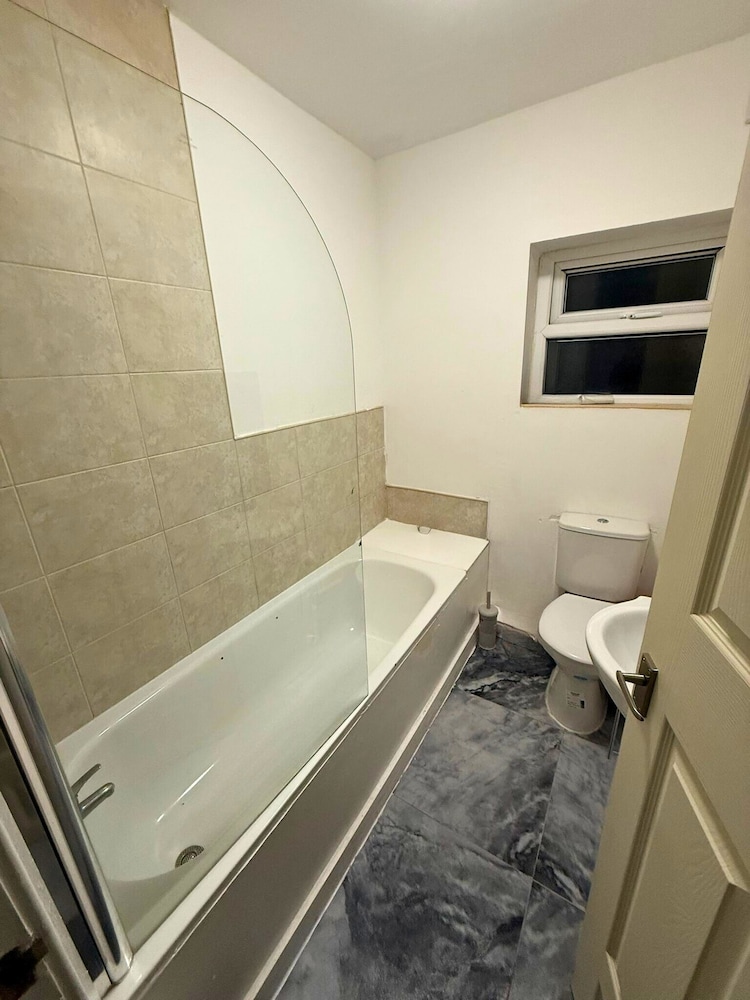 Modern 2 Bed Flat - Ideal for Families