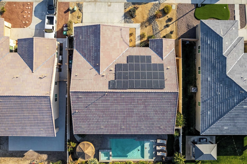 Luxe Indio Stay w/ Pool, Tiki Bar & Fire Pit Near Coachella Longfellow