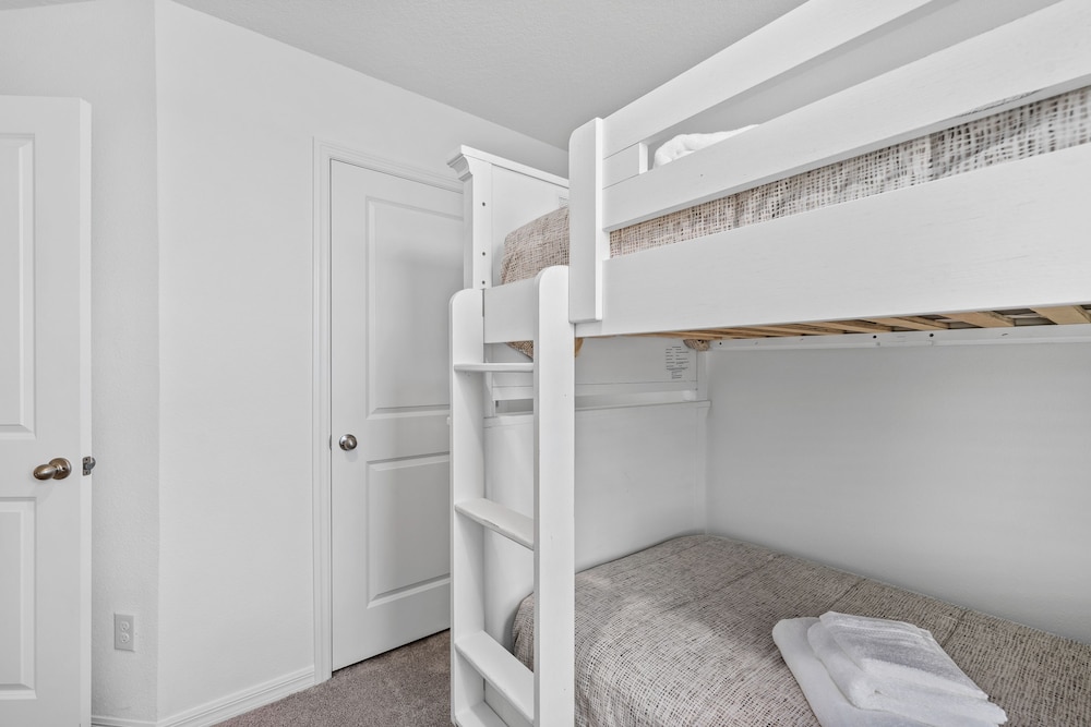 3 BR 2 5 BA Villa Sleeps 8 Eve102