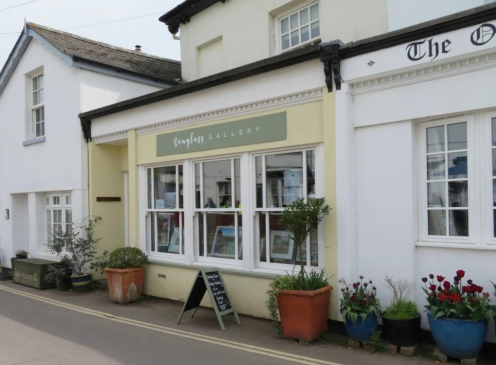 The Pepper Pot Sleeps 4 Sunlit Garden